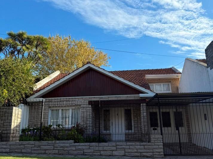 Casa · 245m² · 5 Ambientes · 1 Cochera