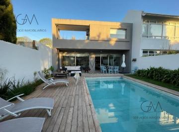 Casa · 200m² · 4 Ambientes · 2 Cocheras · Casa en Alquiler Temporario en Barrio San Carlos