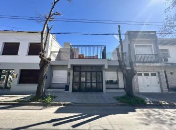 Casa · 171m² · 6 Ambientes · 1 Cochera · Casa en Venta de 6 Ambientes. Terraza con Parrilla y Patio. Cochera. Pleno Centro Zárate