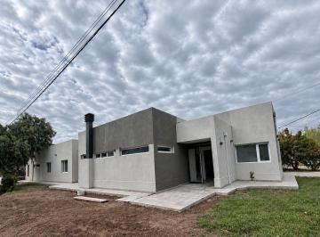 Casa · 255m² · 6 Ambientes · 2 Cocheras · Venta Casa Gerencial Barrio Santa Angela III, Centenario, Neuquen
