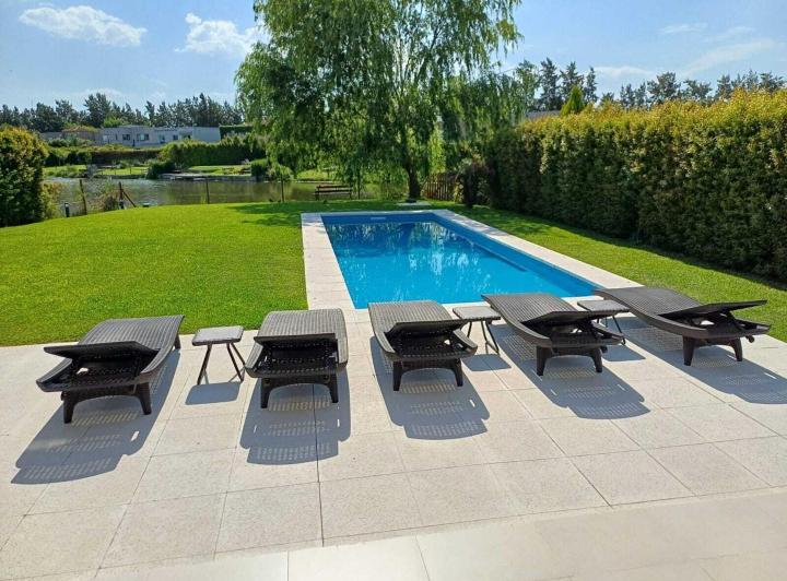 Casa · 270m² · 8 Ambientes · 5 Cocheras