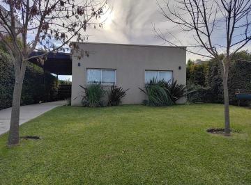 Casa · 120m² · 5 Ambientes · 1 Cochera · Casa Chalet en Venta en Santa Elena, Pilar del Este, Pilar