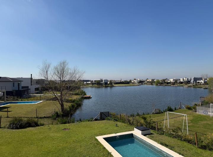 Casa · 814m² · 5 Ambientes · 1 Cochera