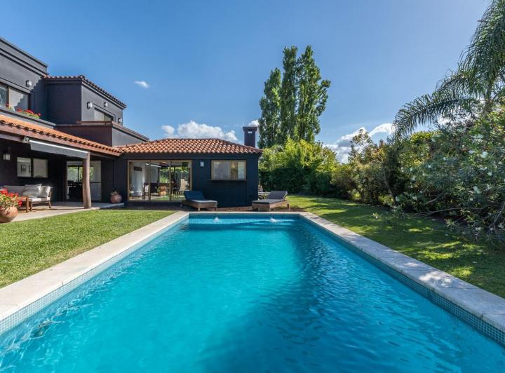 Casa · 365m² · 4 Ambientes · 1 Cochera