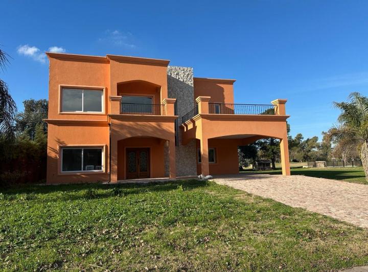 Casa · 260m² · 7 Ambientes · 4 Cocheras