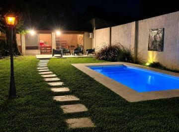 Casa · 252m² · 5 Ambientes · 1 Cochera · Venta de Casa 5 Ambientes C/cochera, Parque, Piscina y Quincho en Banfield Oeste, Lomas de Zamora