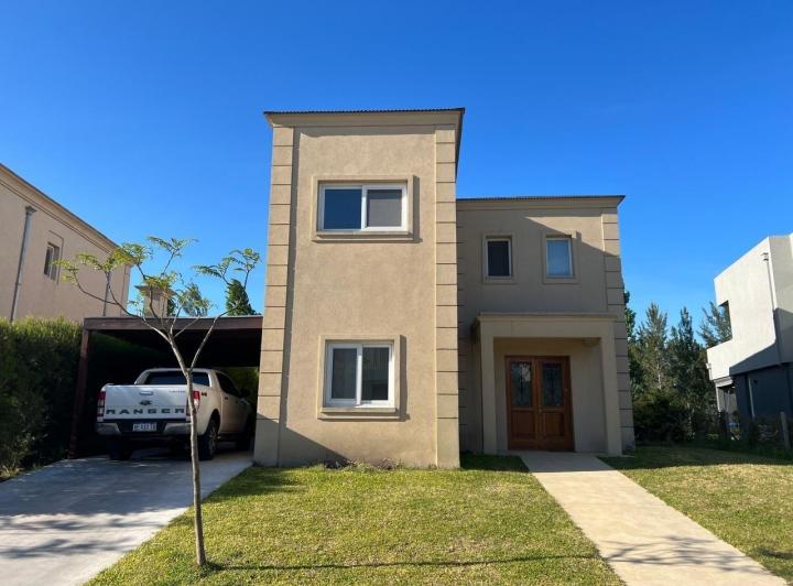 Casa · 200m² · 4 Ambientes · 1 Cochera