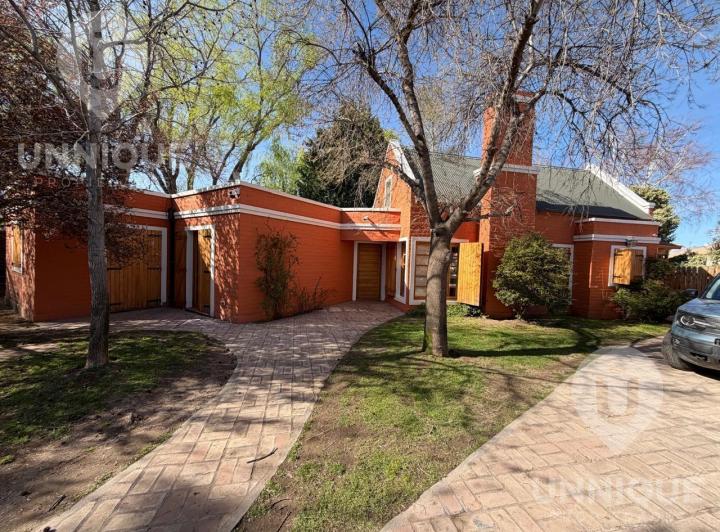 Casa · 990m² · 6 Ambientes · 1 Cochera