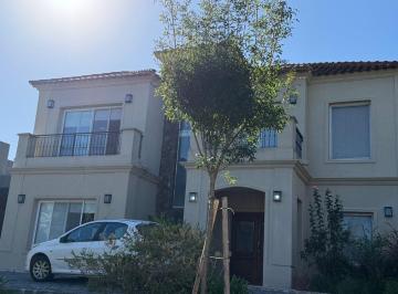 Casa · 300m² · 4 Ambientes · 1 Cochera · Casa en Alquiler en San Marco, Villanueva, Tigre