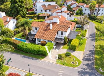 Casa · 230m² · 4 Ambientes · 2 Cocheras · Casa Apto Credito! Oportunidad Unica!