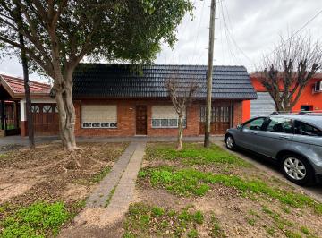 Casa de 3 ambientes, Quilmes · Casa 3 Ambientes con Patio y Cochera Cubierta en Venta