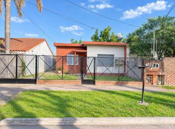 Casa · 80m² · 3 Ambientes · 3 Cocheras · Casa 3 Ambientes. Apta Credito. Frente con Jardin, Garage Para 3 Autos