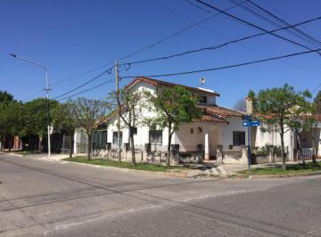 Casa · 124m² · 4 Ambientes · 2 Cocheras · Casa 3 Ambientes Tipo Chalet en Esquina. Apta Profesional