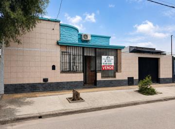 Casa de 3 ambientes, Zárate · Amplia Casa con Garaje y Patio en Venta