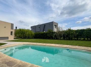 Casa · 160m² · 4 Ambientes · 3 Cocheras · Casa en Mar del Plata