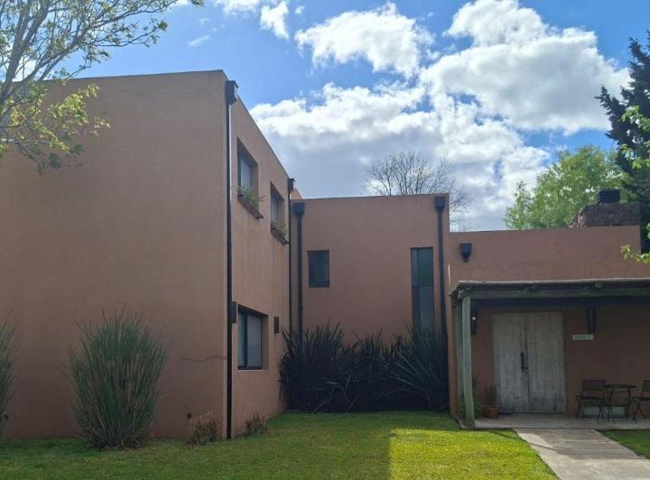 Casa · 244m² · 6 Ambientes · 2 Cocheras