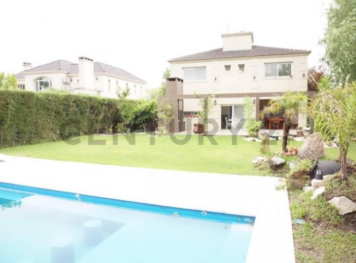 Casa · 250m² · 5 Ambientes · 5 Cocheras