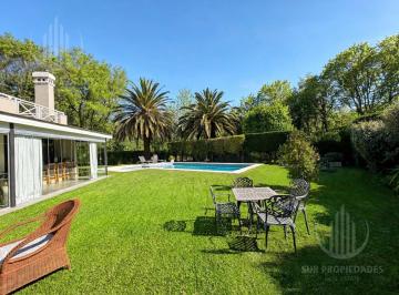 Casa · 235m² · 5 Ambientes · 5 Cocheras · Casa en Solar del Bosque