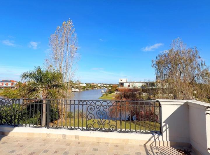 Casa · 290m² · 5 Ambientes · 7 Cocheras