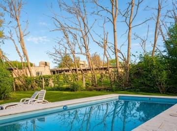 Casa · 95m² · 2 Ambientes · 3 Cocheras · Casa Amoblada Piscina y Parque en Tanti