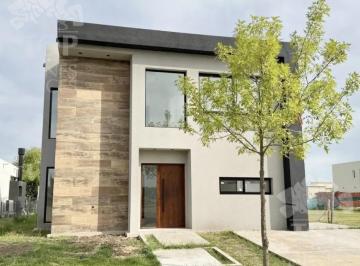 Casa · 165m² · 6 Ambientes · Casa en Venta en Vila Marina 1