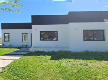 Casa · 145m² · 4 Ambientes · 2 Cocheras · Casa a Estrenar en Santa Sofía – 3 Dorm., Suite y Jardín