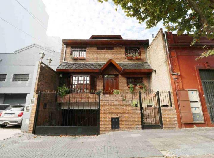 Casa · 370m² · 6 Ambientes · 5 Cocheras