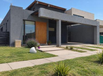 Casa · 220m² · 4 Ambientes · 3 Cocheras · Casa 3 Dorm. Barrio La Quebrada
