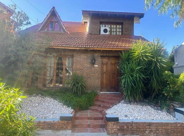 Casa · 155m² · 8 Ambientes