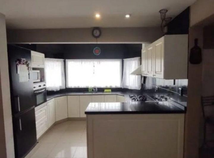 Casa · 180m² · 3 Ambientes · 1 Cochera