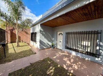 Casa · 76m² · 3 Ambientes · 1 Cochera · Venta Casa 3 Ambientes Castelar Sur