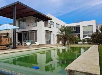 Casa · 268m² · 6 Ambientes · 1 Cochera · Casa - 6 Amb - Venta - Sta. María de Tigre - Al Río Luján