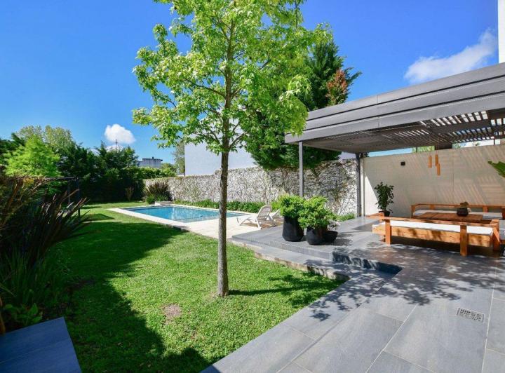 Casa · 228m² · 5 Ambientes · 2 Cocheras