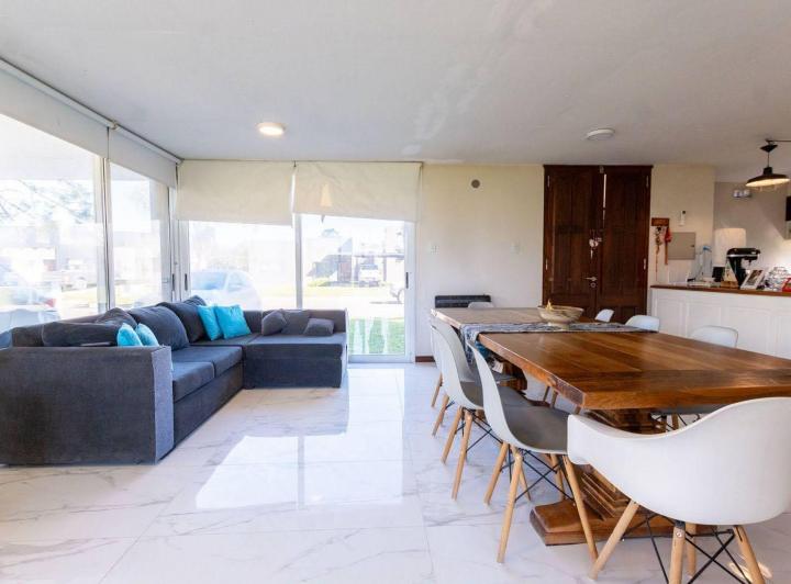 Casa · 168m² · 8 Ambientes · 2 Cocheras