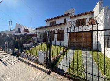 Casa · 256m² · 4 Ambientes · 2 Cocheras · Venta Casa 4 Dorm Barrio Maipu 2a Seccion