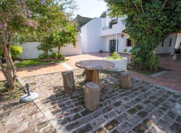 Casa · 122m² · 3 Ambientes · 1 Cochera · Venta Casa con Quincho y Cochera Aldo Bonzi