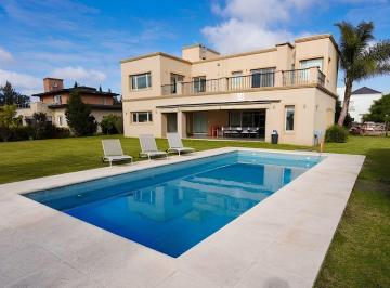 Casa · 340m² · 6 Ambientes · Casa 6amb Pileta Jardín 2 Balcones La Providencia