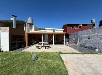 Casa · 158m² · 5 Ambientes · 3 Cocheras · Venta Casa Jardín, Parrilla y Cochera Benavidez