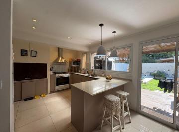 Casa · 108m² · 4 Ambientes · 1 Cochera · Casa 4 Ambientes en Venta Madariaga Centro