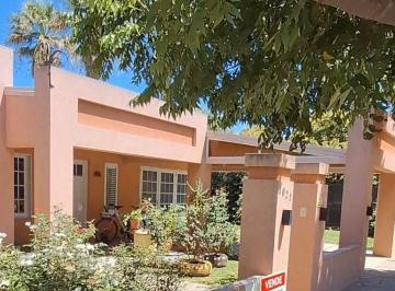 Casa · 143m² · 8 Ambientes · Venta Casa con Gran Terreno - Sarmiento