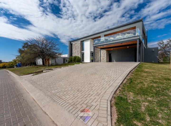 Casa · 400m² · 6 Ambientes · 2 Cocheras