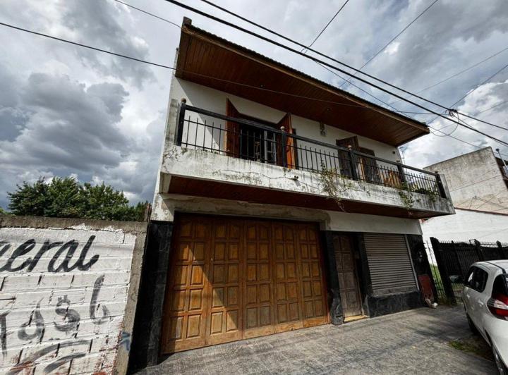 Casa · 200m² · 6 Ambientes · 1 Cochera