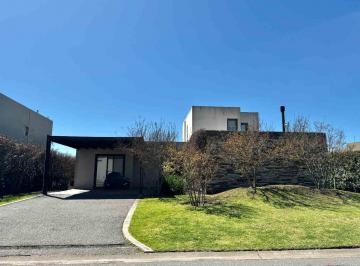 Casa · 232m² · 7 Ambientes · 2 Cocheras · Casa en Venta en Pergamino en Barrio Cerrado