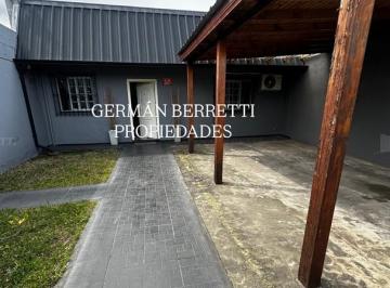 Casa · 92m² · 3 Ambientes · 2 Cocheras · Casa en Venta en Lanús Oeste, Lanús, G. B. a. Zona Sur