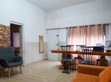PH · 170m² · 7 Ambientes · 1 Cochera · Propiedad en Bernal Oeste, 3 PH Más Local.