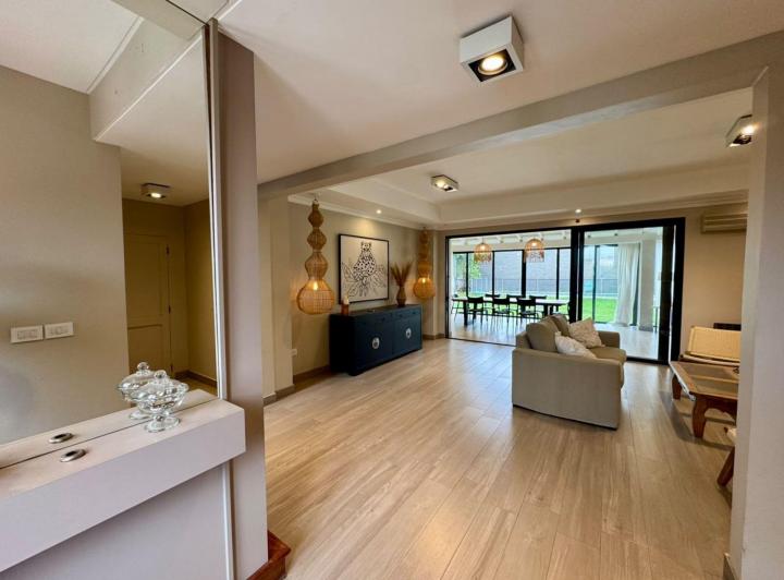 Casa · 320m² · 5 Ambientes · 2 Cocheras