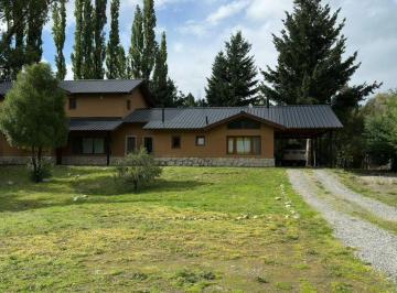 Casa · 263m² · 8 Ambientes · 1 Cochera · Exclusiva Casa con Vista Al Piltriquitrón