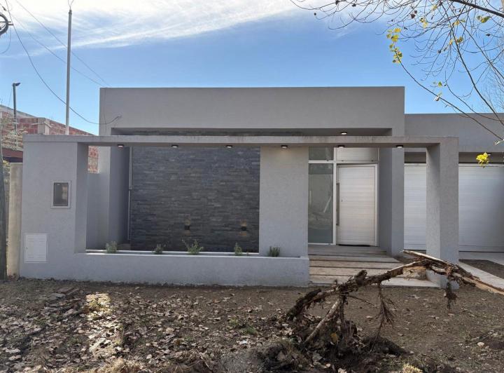 Casa · 168m² · 3 Ambientes · 2 Cocheras
