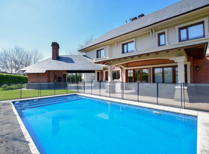 Casa · 490m² · 8 Ambientes · 2 Cocheras