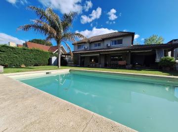 Casa · 216m² · 6 Ambientes · 10 Cocheras · Casa en Haras La Caballeriza